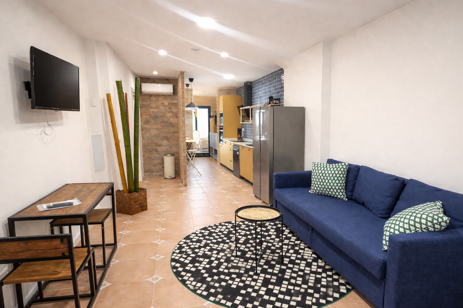 Comedor y cocina general con entrada luz